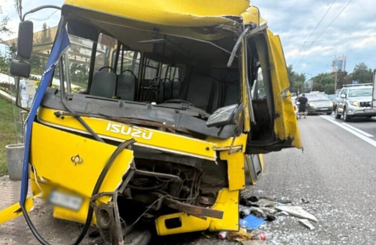 В Києві маршрутка врізалася в автобус на зупинці