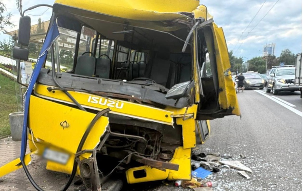 Новини Києва - В Києві маршрутка врізалася в автобус на зупинці