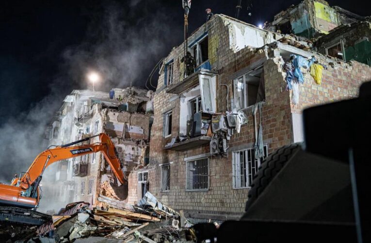 В Києві понад добу триває рятувальна операція