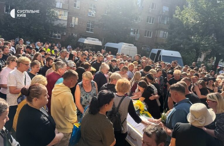 В Києві проводжають в останню дворічну Ангеліну та її маму