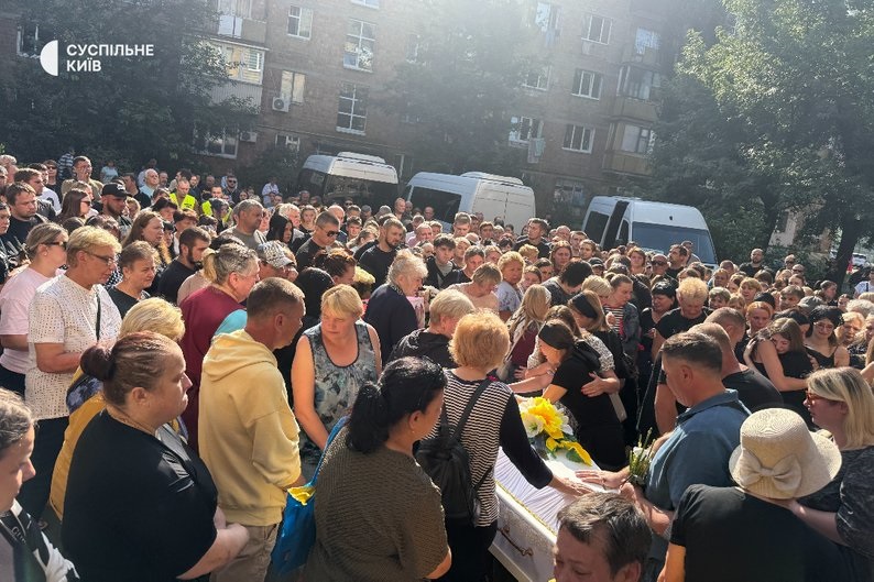 Новини Києва - В Києві проводжають в останню дворічну Ангеліну та її маму