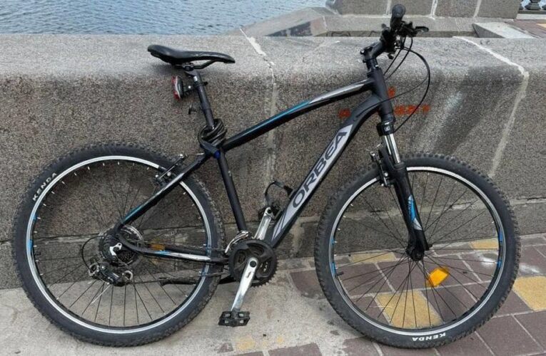 В Києві зіткнулися два велосипедисти: один з них потрапив під колеса авто