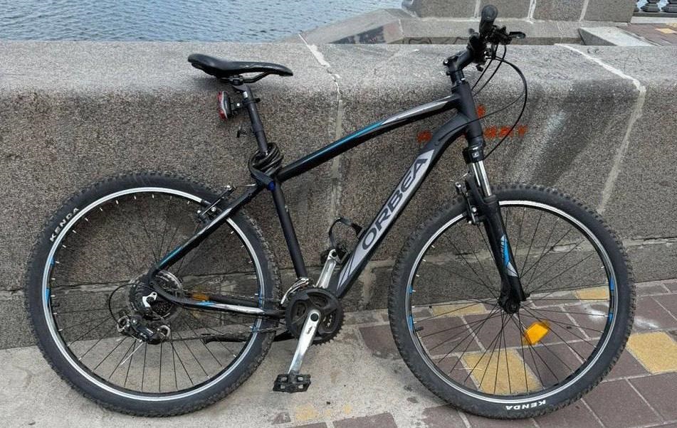 Новини світу - В Києві зіткнулися два велосипедисти: один з них потрапив під колеса авто