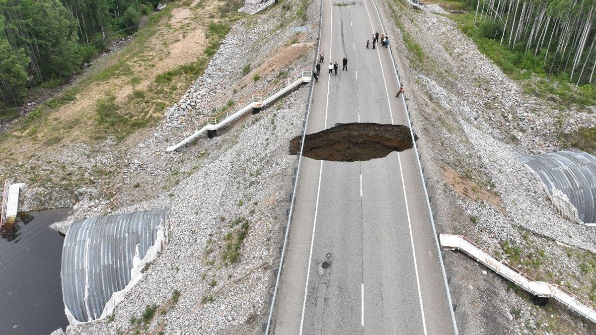 Новини світу - Величезний провал ґрунту відрізав Якутію від решти Росії