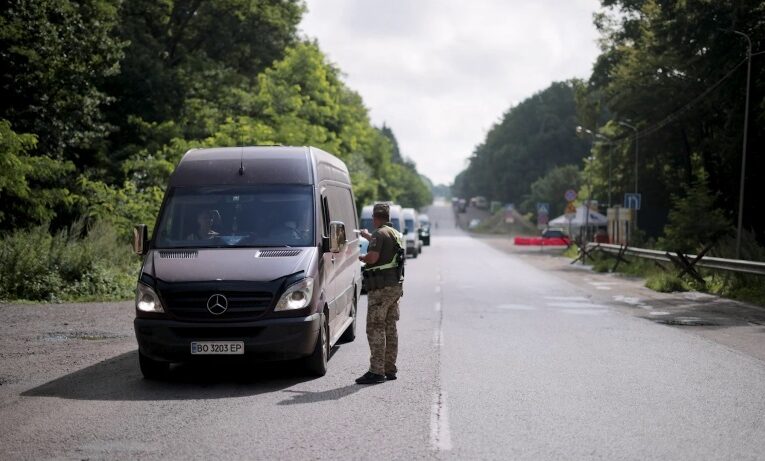 Виїзд закордон до 22 років: які документи потрібні