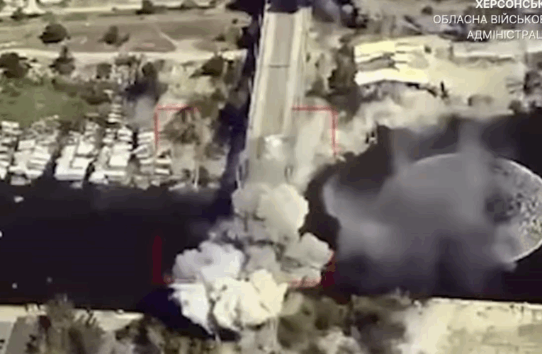 З’явилися кадри влучань КАБів по мосту у Херсоні