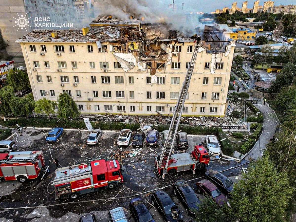 Новини України - З’явилося відео удару по багатоповерхівці Харкова