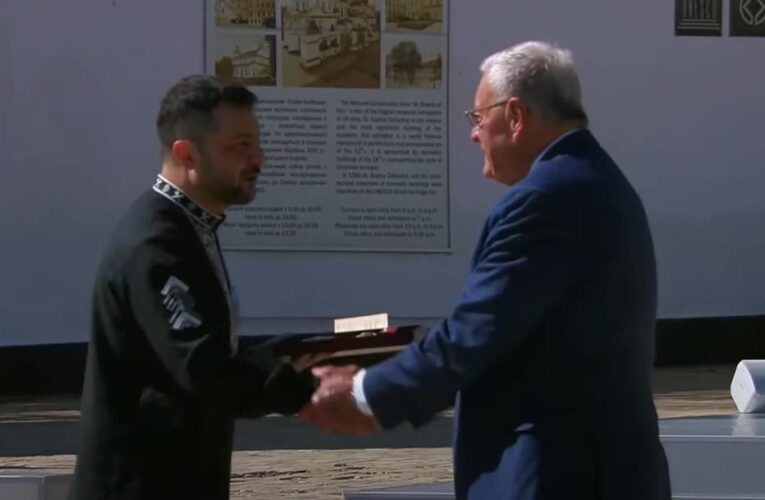 Зеленський нагородив Келлога орденом