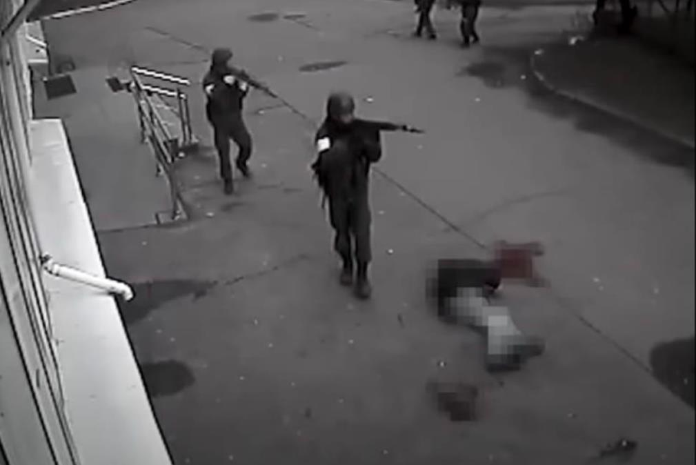 Новини України - ЗМІ показали нові кадри розстрілу цивільного в Бучі та мародерства армії РФ