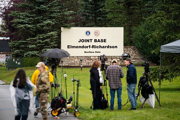 ЗМІ розсекретили знайдені документи з деталями зустрічі Трампа і Путіна