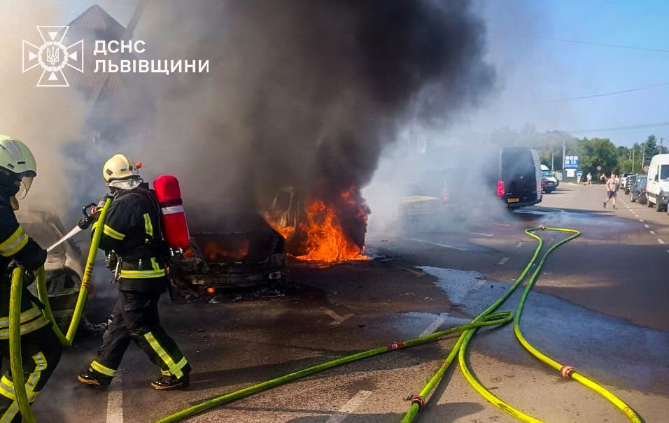 Новини України - Біля кордону з Польщею згоріли сім автомобілів