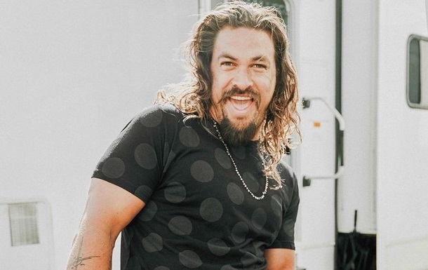 Джейсон Момоа з педикюром підкорив червоний хідник у Венеції