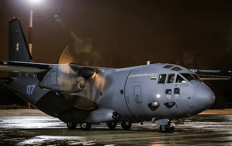 Літак з президентом Литви не міг приземлитися через повідомлення про дрон