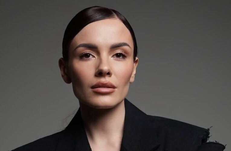 MamaRika вийшла на сцену попри серйозну травму коліна