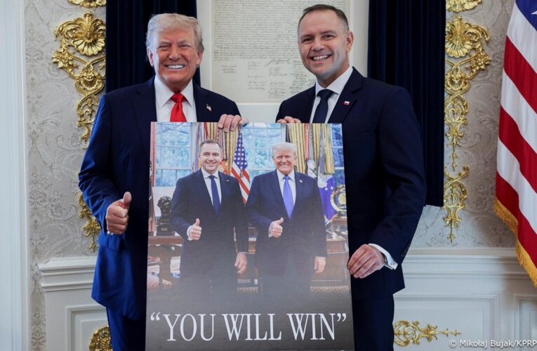 Навроцький показав подарунок, який отримав від Трампа