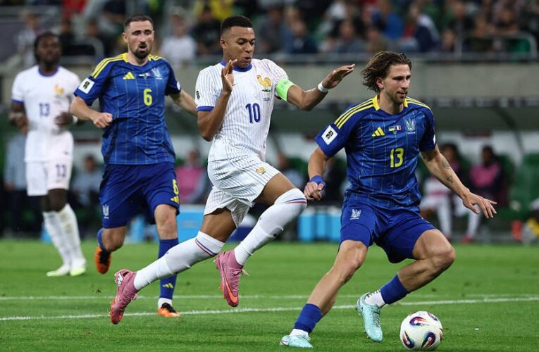 Переможні французи збиткують над збірною України з рахунком 2:0