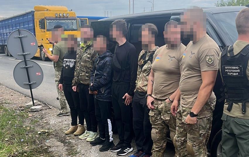 Новини України - Поліцейський з Києва вивозив ухилянтів під виглядом спецпризначенців