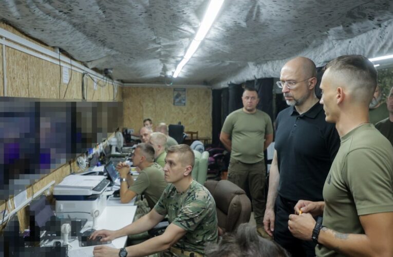 Шмигаль відвідав військових на фронті