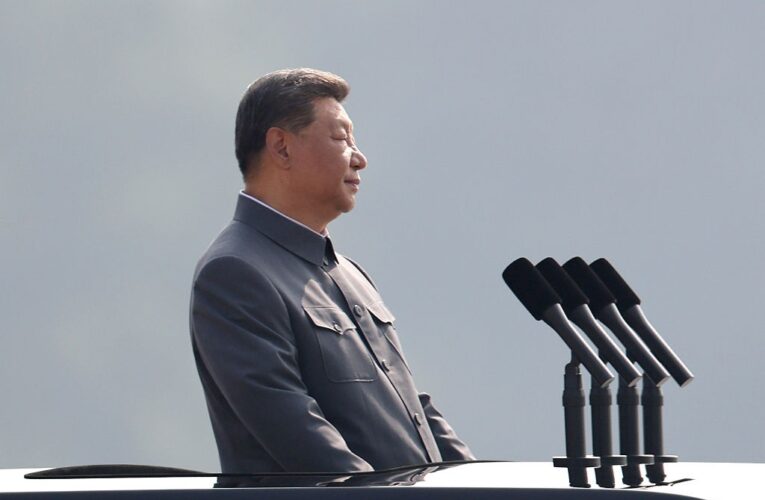 Сі заявив про “вибір між війною і миром” на військовому параді з Путіним