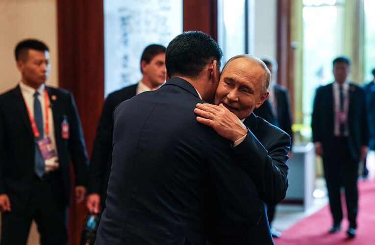 “Стратегічна” угода: Путін випросив у Сі експорт північних оленів до Китаю