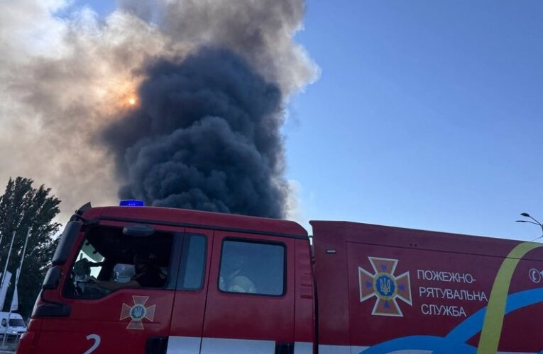У Дніпрі вирує масштабна пожежа