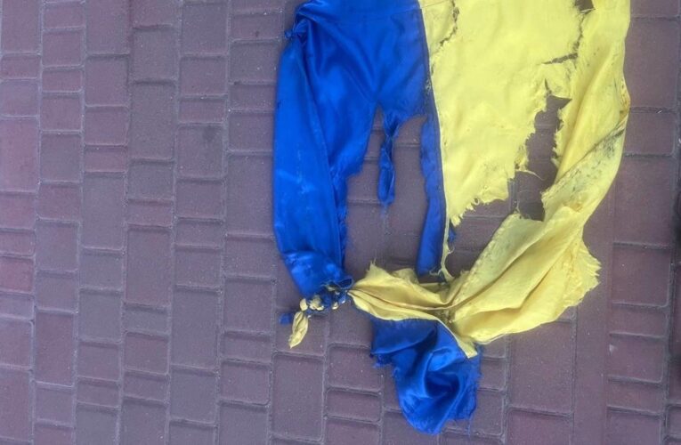 У Кропивницькому чоловік зірвав і розтоптав прапор України