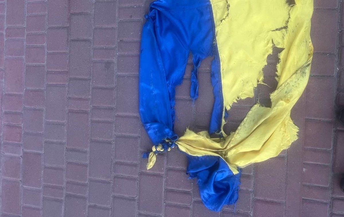 Новини України - У Кропивницькому чоловік зірвав і розтоптав прапор України