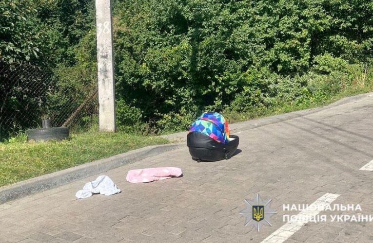 У Львові чоловік поставив люльку з немовлям на дах авто і поїхав