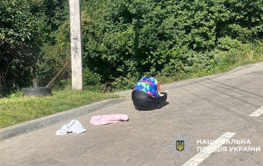 Новини України - У Львові чоловік поставив люльку з немовлям на дах авто і поїхав