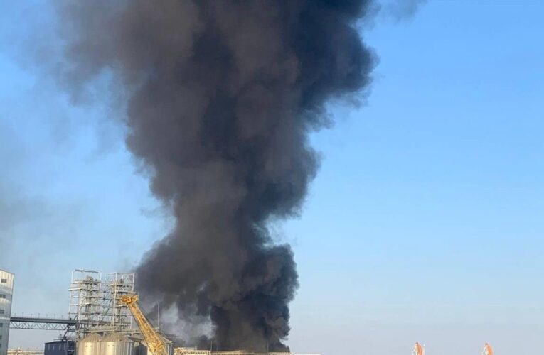 У порту Чорноморська спалахнула потужна пожежа