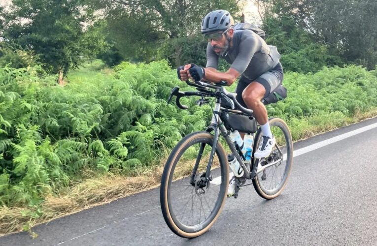 У РФ затримали француза, який намагався перетнути Євразію на велосипеді