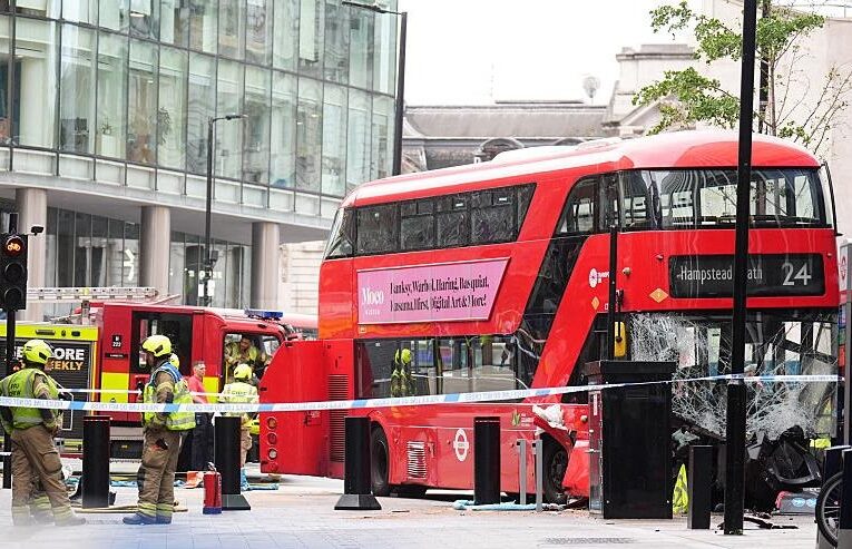 В Лондоні двоповерховий автобус в’їхав у натовп: 17 потерпілих