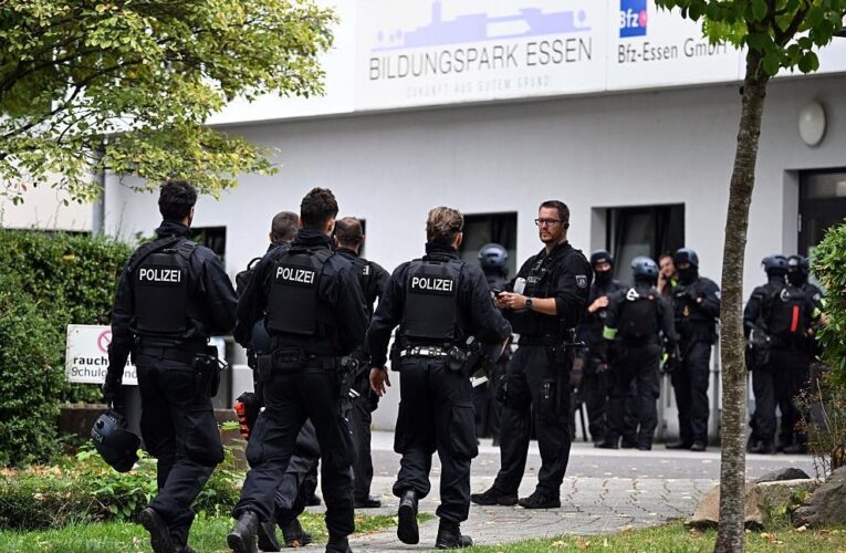 В Німеччині студент поранив ножем викладачку: його застрелила поліція