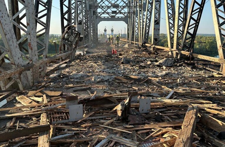 З’явилися кадри пошкодженого РФ мосту у Кременчуці