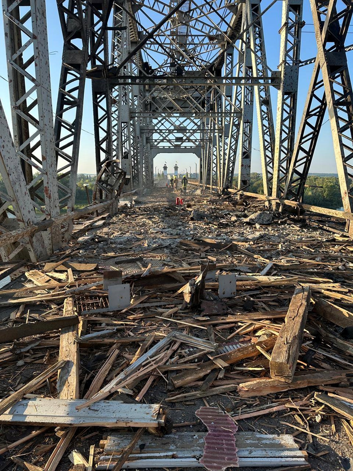 Новини України - З'явилися кадри пошкодженого РФ мосту у Кременчуці