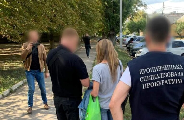 Затримано секретаря ВЛК, що взялася за $2000 “вирішити” питання мобілізації