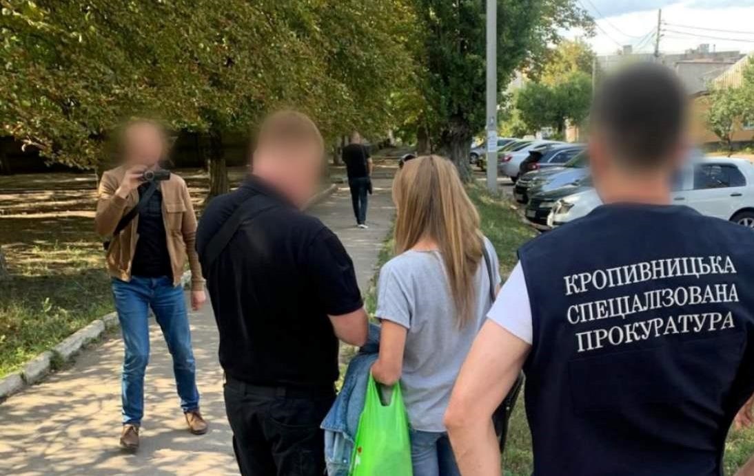 Новини України - Затримано секретаря ВЛК, що взялася за $2000 "вирішити" питання мобілізації