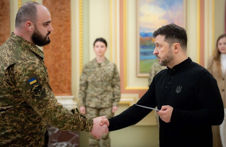 Володимир Зеленський вручив сертифікати на отримання квартир воїнам та їхнім родинам