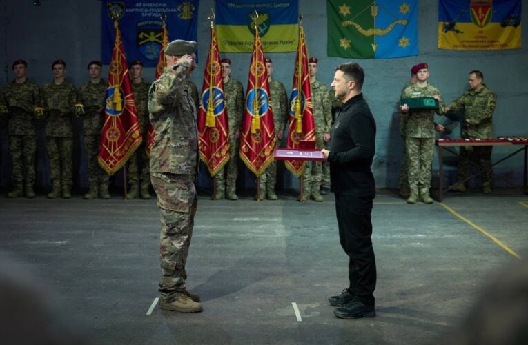 Володимир Зеленський вручив нагороди українським захисникам у Харкові