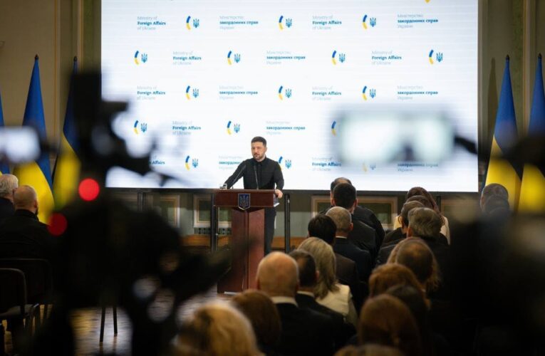 Спілкування Володимира Зеленського з медіа: дипломатія і фронт