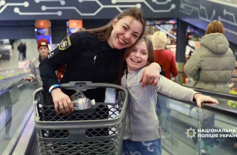 «Різдво з поліцейським»: діти разом із правоохоронцями обрали омріяні подарунки до новорічних свят