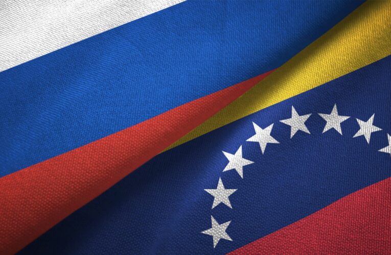 AP: РФ почала евакуацію сімей співробітників посольства у Венесуелі