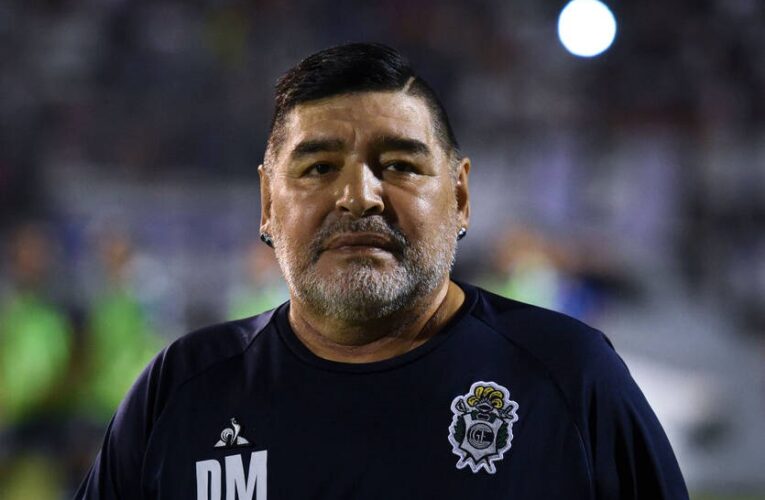 Футболка Марадони, що перебачила багато, продана на аукціоні