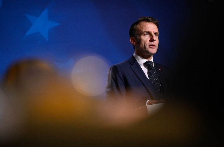 Коаліція охочих продовжить роботу у січні – Макрон