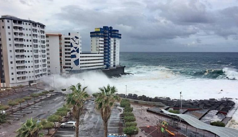 На Тенеріфе піднялася гігантська хвиля, є жертви