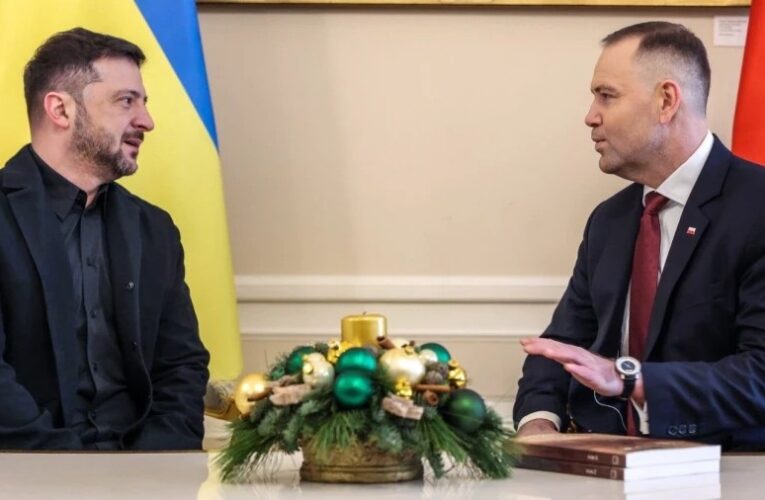 Навроцький подарував Зеленському книгу про Волинську трагедію