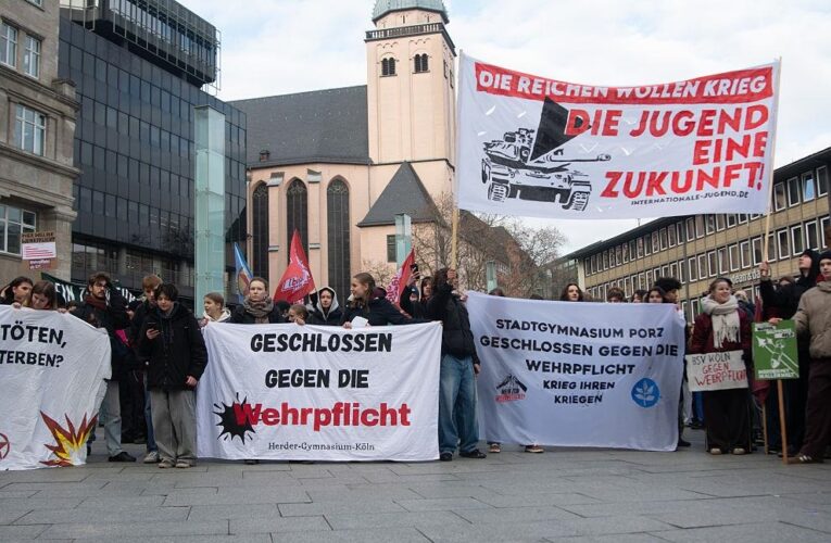 Німецькі студенти почали протести проти відновлення військової служби