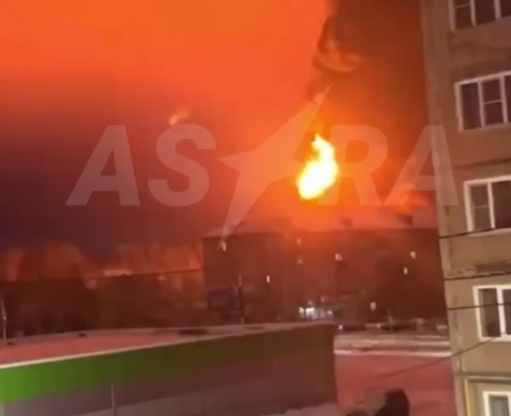 Новини світу - "Новорічне привітання". Пожежі на російських НПЗ