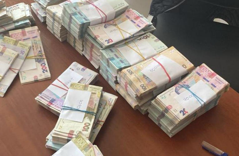 Посадовців Дніпра підозрюють у розкраданні коштів на відбудові