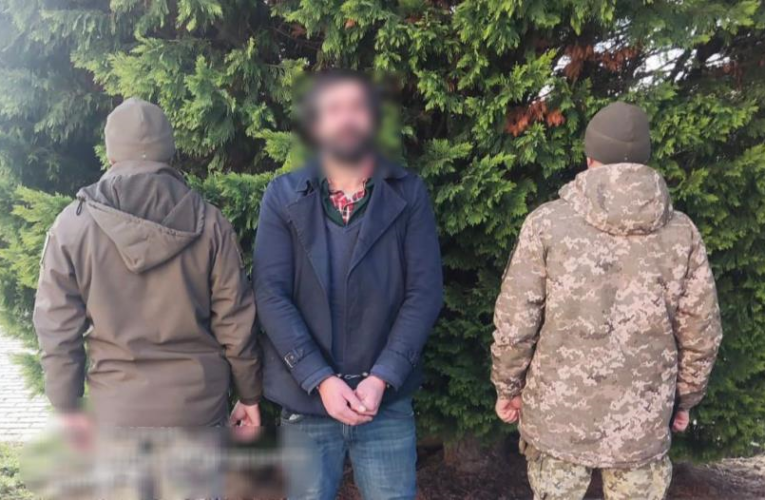 Прикордонники затримали іноземця, який пішки добирався до Словаччини